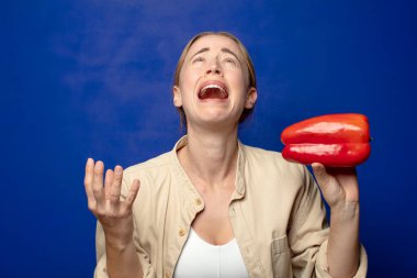 Kırmızı biberli genç sarışın kadın.