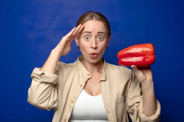 Kırmızı biberli genç sarışın kadın.