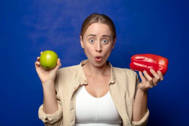 Kırmızı biberli genç sarışın kadın.