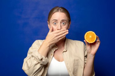 Genç, sarışın, turuncu bir kadın.