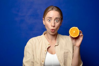 Genç, sarışın, turuncu bir kadın.