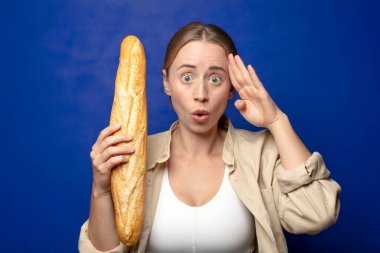 Genç, sarışın, ekmekli kadın.