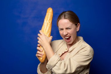 Genç, sarışın, ekmekli kadın.