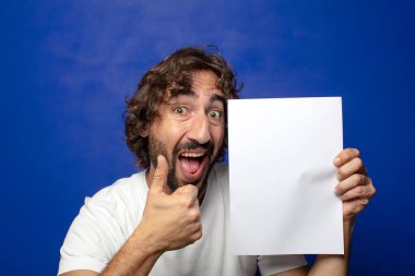 Genç, sakallı bir adam elinde bir kağıt tutuyordu.