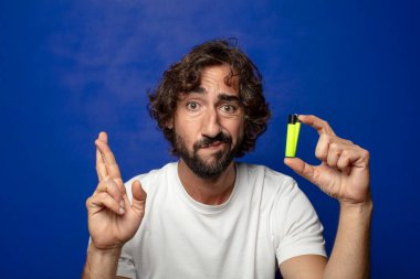 Genç, sakallı ve çakmaklı bir adam.