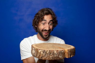 Genç, sakallı, ahşap kopya alanı olan bir adam.