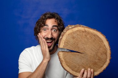 Genç, sakallı, ahşap kopya alanı olan bir adam.