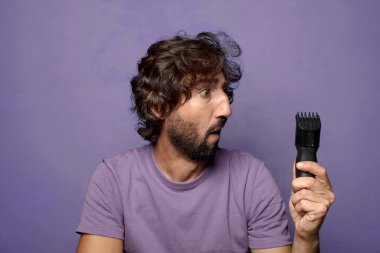 Jileti olan sakallı genç bir adam.