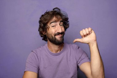 Genç yetişkin, etkileyici, sakallı adam.