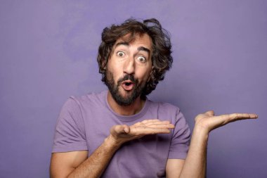 Genç yetişkin, etkileyici, sakallı adam.