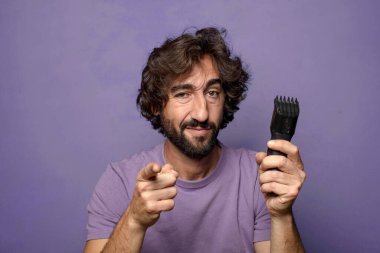 Jileti olan sakallı genç bir adam.