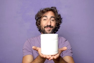 Genç, sakallı, manuct şişesi.