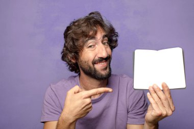 Genç, sakallı, cüzdanı olan bir adam.