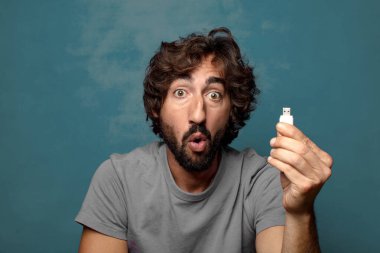 Harika bir hafızası olan genç, sakallı bir adam.