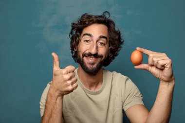Genç yetişkin sakallı adam yumurtası konsepti