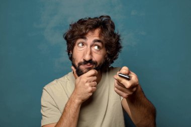 Garaj kumandalı sakallı genç bir adam.