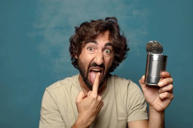 Genç, sakallı, çelik tenekeli adam.