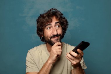 Uzaktan kumandalı sakallı genç bir adam.