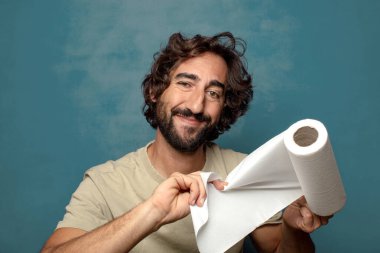 Genç, sakallı, kağıt havlu sarılı bir adam.