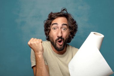 Genç, sakallı, kağıt havlu sarılı bir adam.