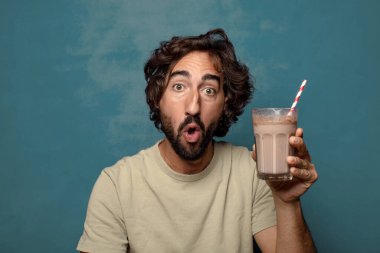 Çikolatalı milkshake 'li genç, sakallı adam.
