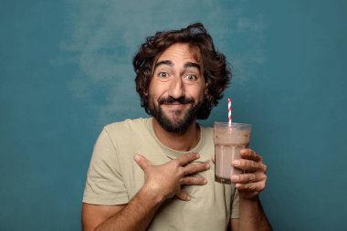 Çikolatalı milkshake 'li genç, sakallı adam.