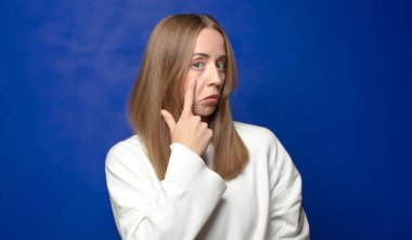 Sana göz kulak olmak, güvenmemek, izlemek, tetikte olmak ve tetikte olmak.