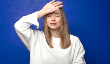 Stresli, yorgun ve hayal kırıklığına uğramış, alnından ter damlayan, umutsuz ve bitkin hisseden.