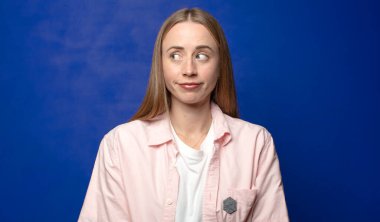 merak etmek, mutlu düşünceler ve fikirler düşünmek, hayal kurmak, yan taraftaki boşluğu kopyalamak