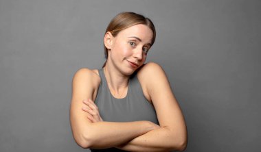 Omuz silkme, şaşkın ve kararsız hissetme, kolları çapraz ve şaşkın bakışlarla şüpheye düşme. fitness konsepti