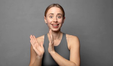 Mutlu ve başarılı hissediyorum, gülümsüyorum ve alkışlıyorum, alkışlarla tebrik ediyorum. fitness konsepti