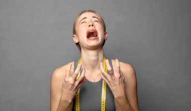 Umutsuz ve hayal kırıklığına uğramış, stresli, mutsuz, sinirli, bağıran ve çığlık atan biri. fitness konsepti