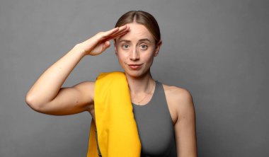 Kamerayı onur ve vatanseverlik adına askeri bir selamlama ile selamlamak, saygı göstermek. fitness konsepti