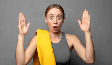 Bir objeyi iki eliyle tutmak, bir objeyi göstermek, sunmak ya da reklamını yapmak. fitness konsepti