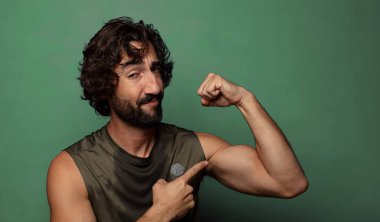 Genç, sakallı bir adam. fitness konsepti