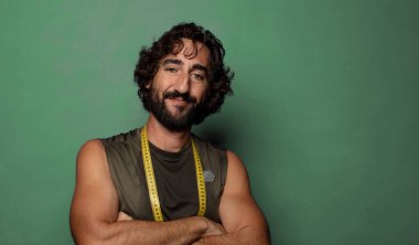 Genç, sakallı bir adam. fitness ve diyet konsepti