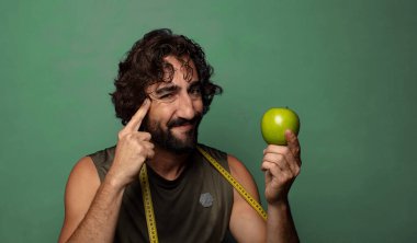 Genç, sakallı bir adam. fitness ve diyet konsepti