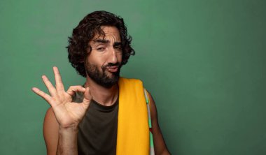 Havlusu olan genç, sakallı bir adam. fitness konsepti