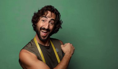 Genç, sakallı bir adam. fitness ve diyet konsepti