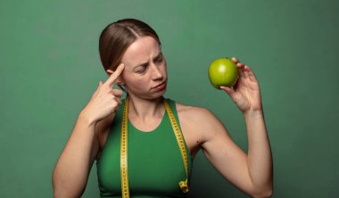 Genç, sarışın bir kadın. fitness konsepti