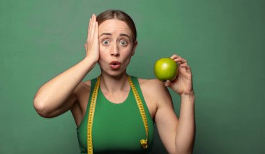 Genç, sarışın bir kadın. fitness konsepti