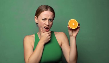 Genç, sarışın bir kadın. fitness konsepti