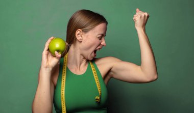 Genç, sarışın bir kadın. fitness konsepti