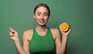 Genç, sarışın bir kadın. fitness konsepti