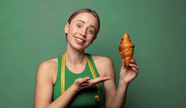 Genç, sarışın bir kadın. fitness konsepti