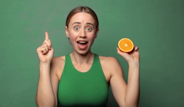 Genç, sarışın bir kadın. fitness konsepti