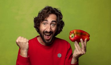 Genç, sakallı, kırmızı biberli adam.