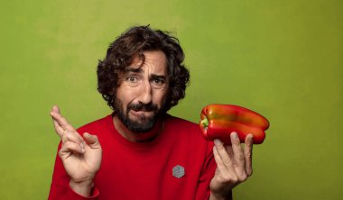 Genç, sakallı, kırmızı biberli adam.