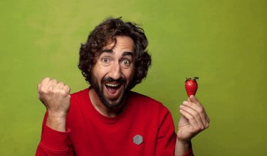 Çilekli genç, sakallı adam.