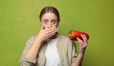 Kırmızı biberli genç sarışın kadın.